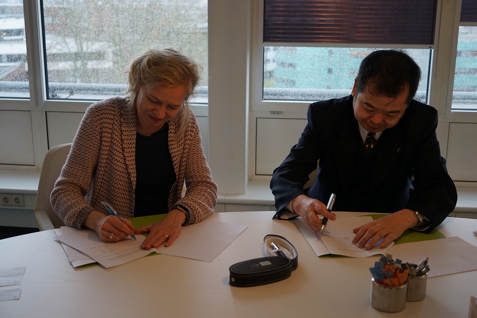 与荷兰萨克逊应用技术大学校长Anka Mulder女士一起签约