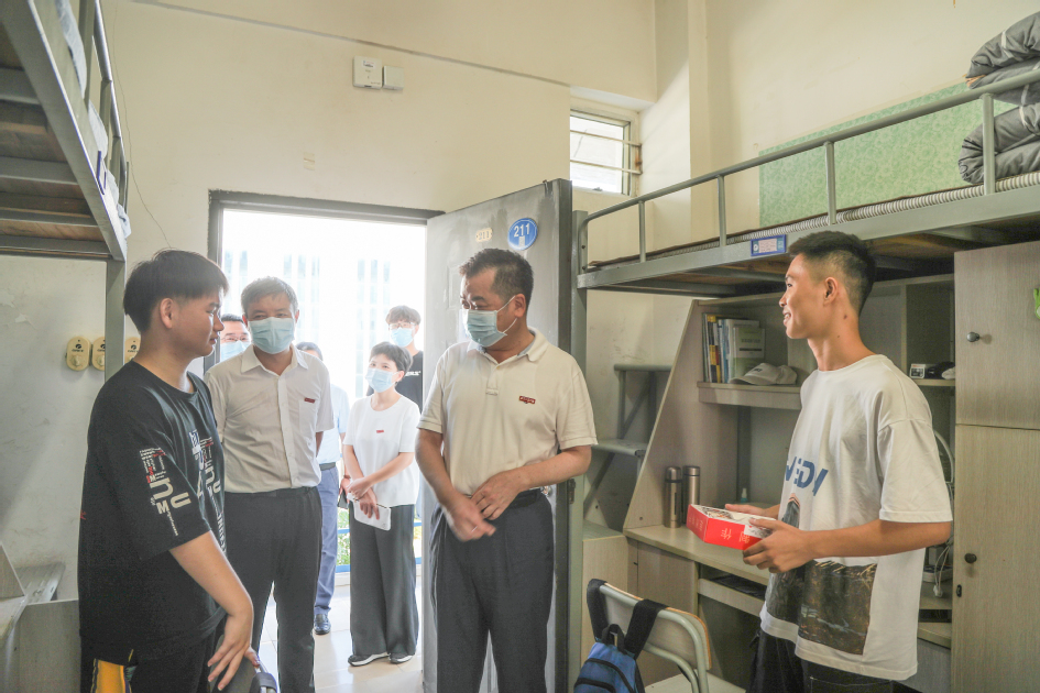 校领导中秋佳节看望慰问在校师生