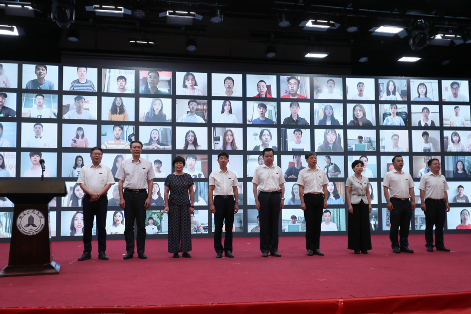 师生合唱校歌