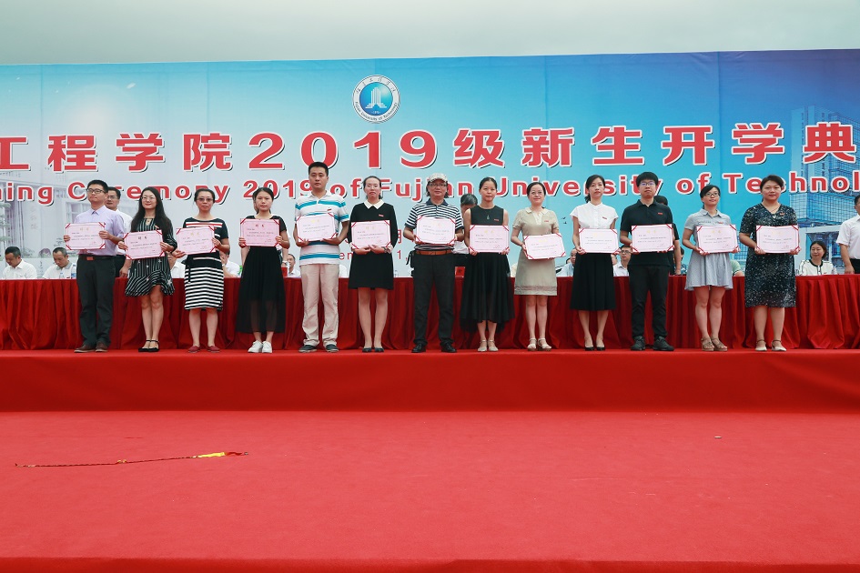 2019级班导师代表接受聘书