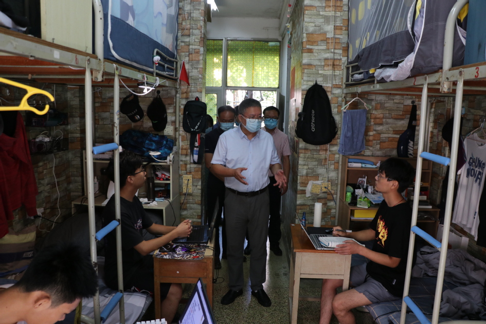 副校长韦建刚深入鳝溪校区检查指导疫情防控和线上教学工作