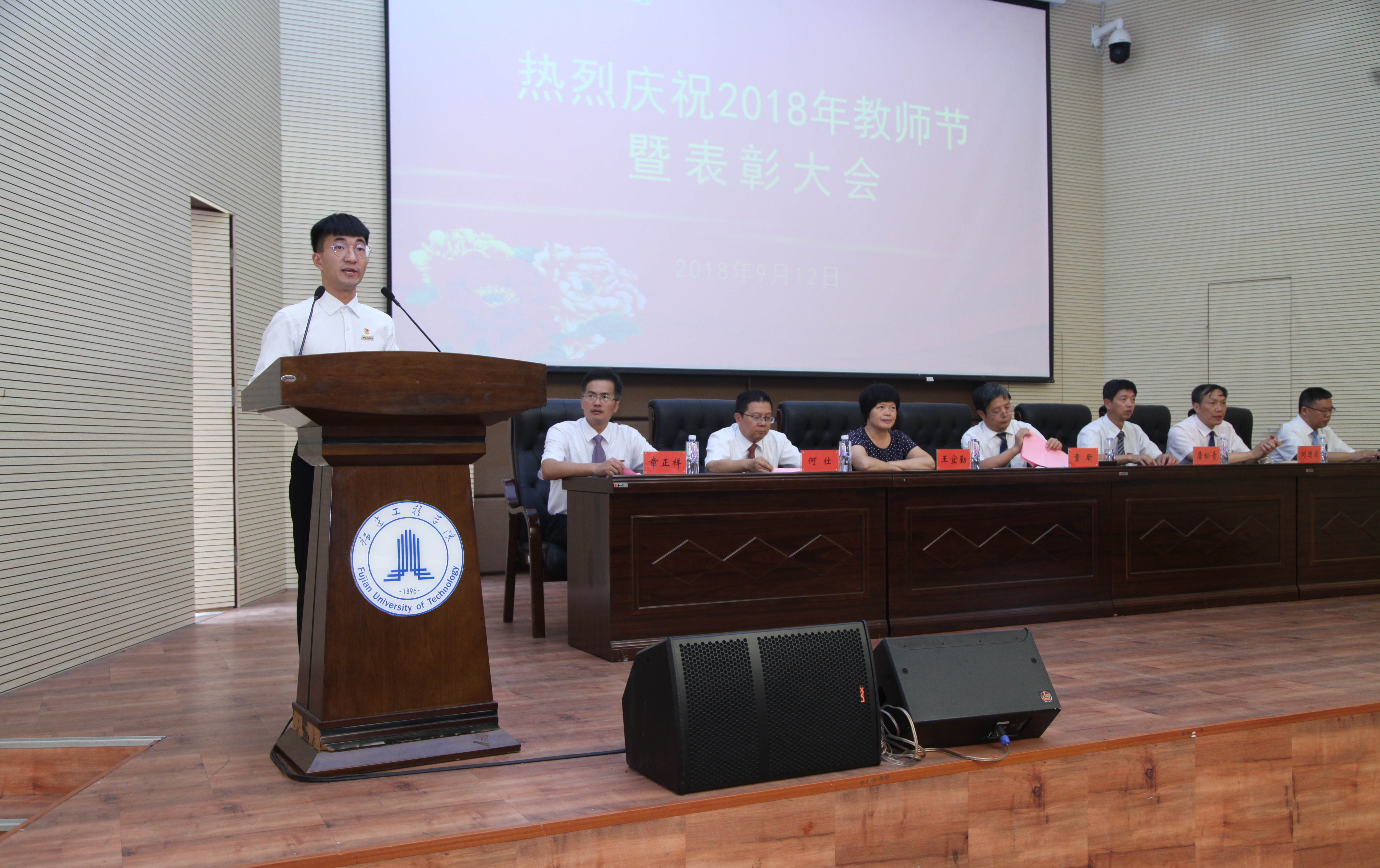 学生代表管理学院朱贵荣同学发言