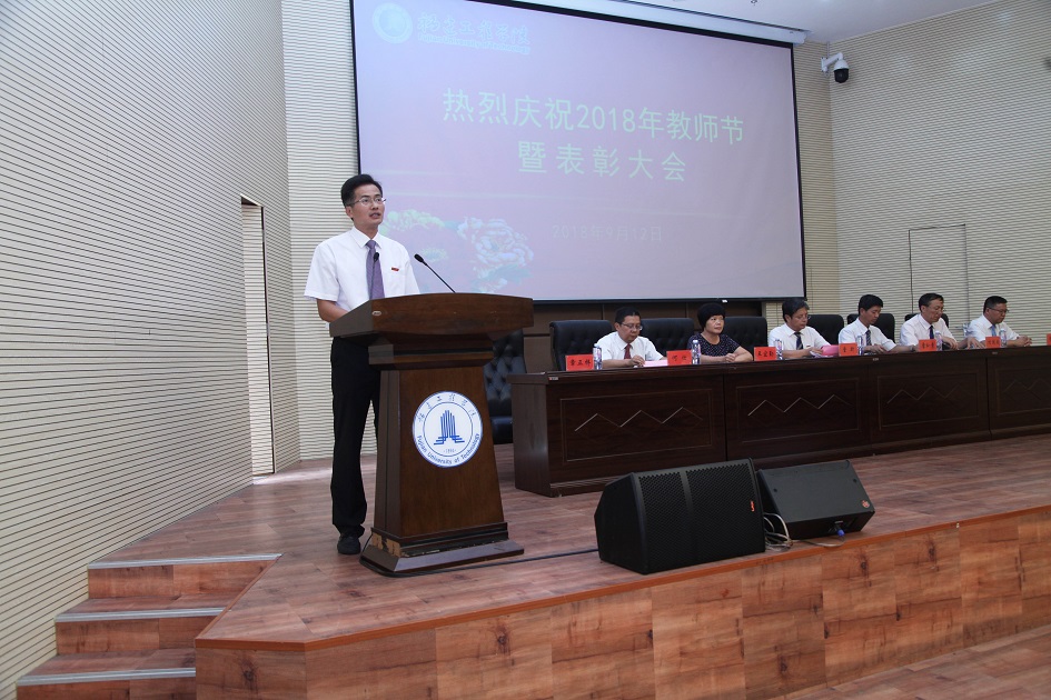 校党委副书记章正样宣读表彰决定